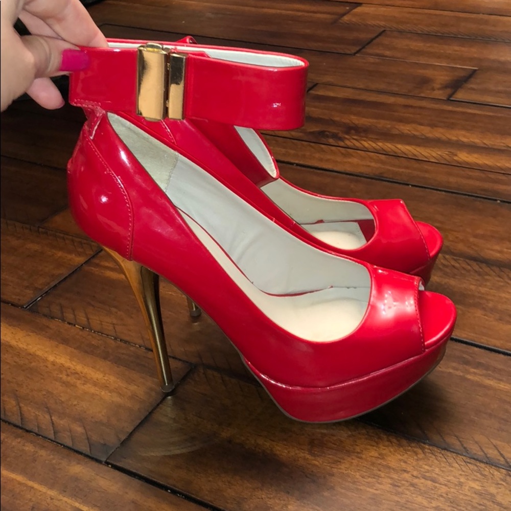 Shoedazzle red patent peep toe with gold heel